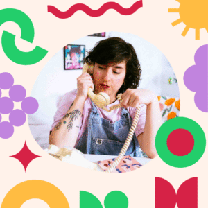 camille tient un téléphone fixe dans les mains